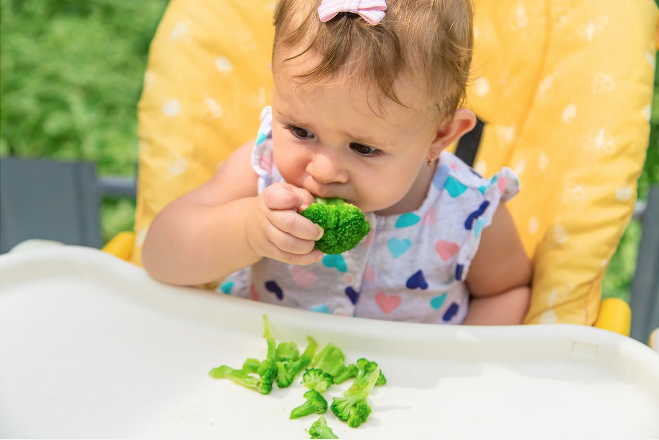 Bebé comiendo brócoli